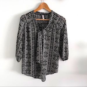 Xhilaration Black & White V Neck Blouse